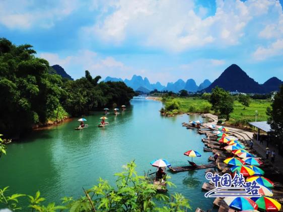 坐火车穿越村落，窗景超治愈！