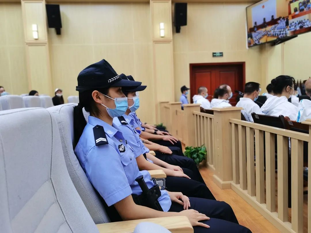 法院动态两级法院齐协力规范执法保庭审天全法院法警大队圆满完成一起