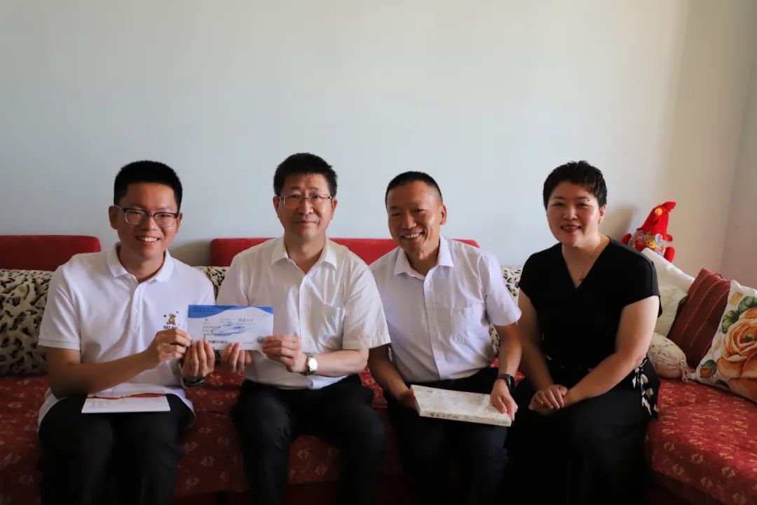 园林艺术学家,同济大学教授陈从周先生所著的《说园》赠予两位同学