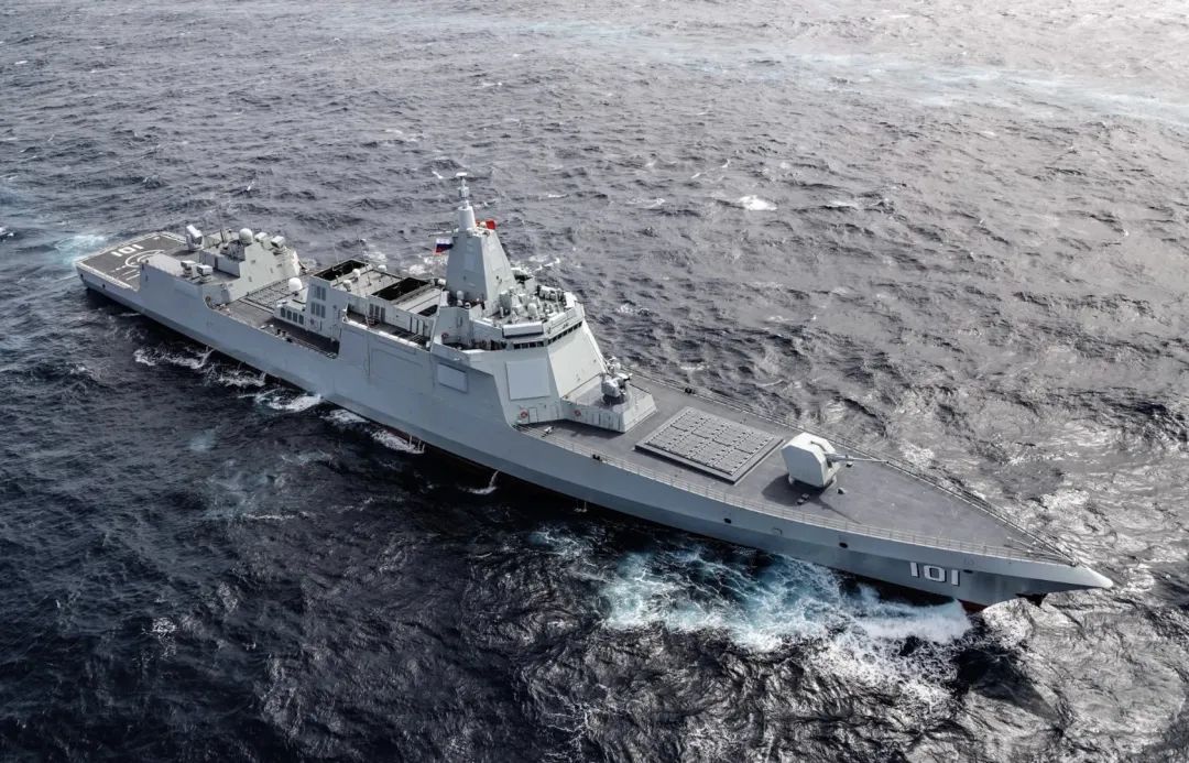 舰无锡舰海上训练画面人民海军目前已有6艘万吨大驱获得官宣其中