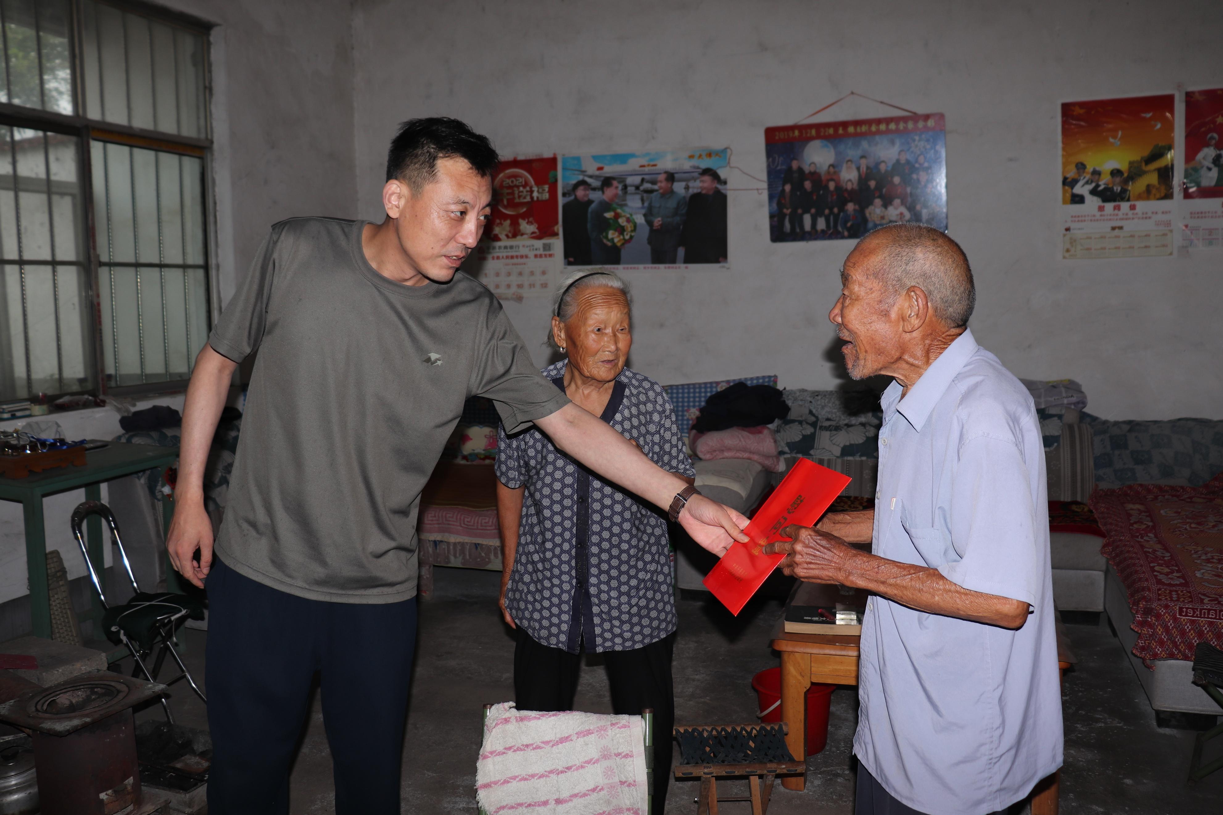 荣伟到临涧镇慰问退役老兵_媒体_澎湃新闻-the paper