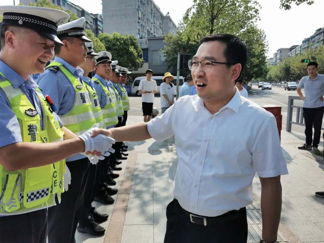 感谢你们用辛勤汗水守护这座城市兰溪市领导看望慰问高温一线劳动者