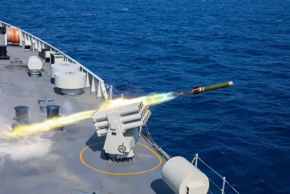 在连续数天的海上训练中,编队开展了主炮对岸射击,实射干扰弹,编队