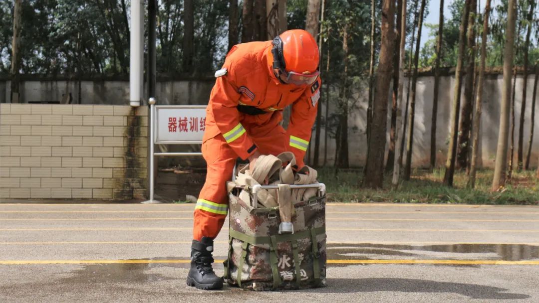 训练结束后,教练员曾昭鹏进行了总结讲评,表扬了训练中表现突出的班级