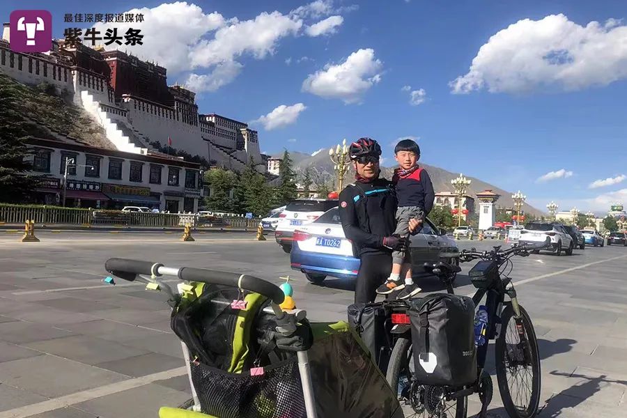 朱红和儿子到达布达拉宫