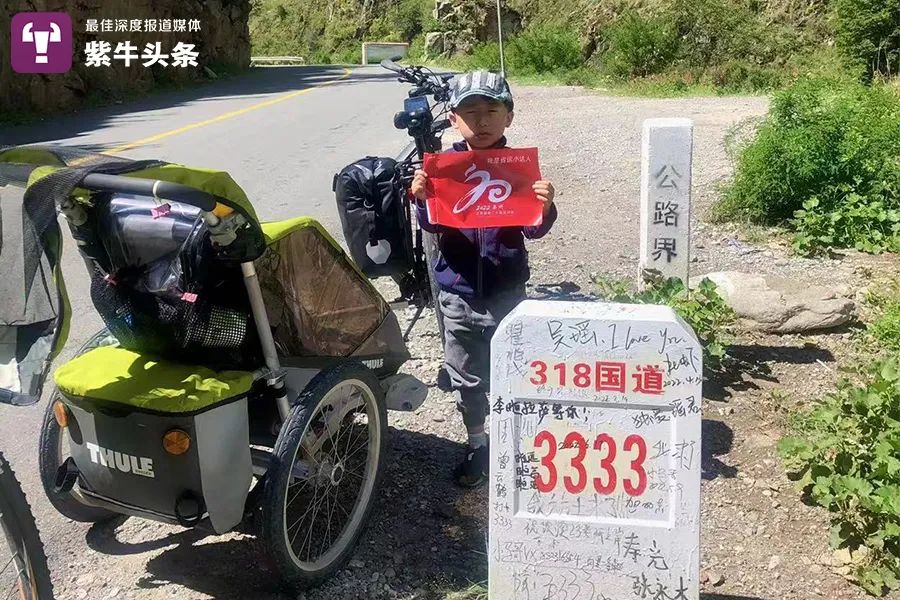 小宇在途中一直很乖巧