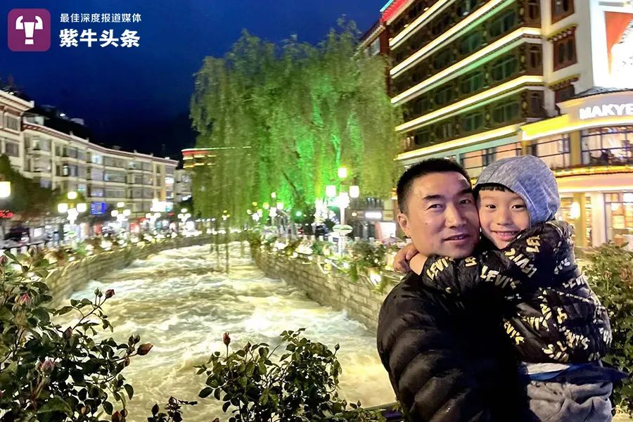 朱红和儿子抵达拉萨