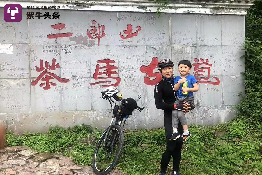 朱红和儿子在二郎山隧道附近合影