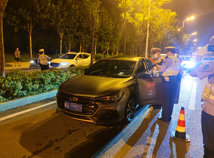 昨晚一男子酒驾被查