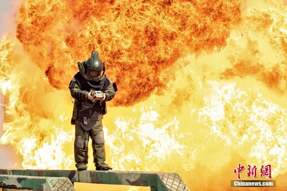 资料图:排爆专业兵在进行抗干扰训练.图片来源:视觉中国