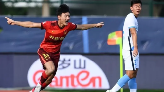中国足球差点错失一个锋线天才，外教本想让他踢后卫，缺钱成就了他