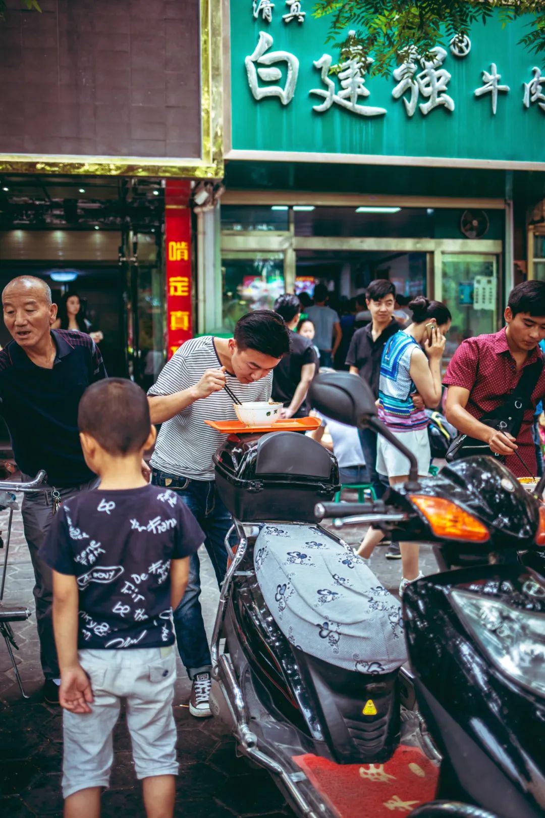 蹲着吃牛肉面图片