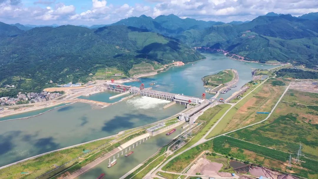 大藤峡工程右岸首台发电机组转子成功吊装全面进入总装阶段