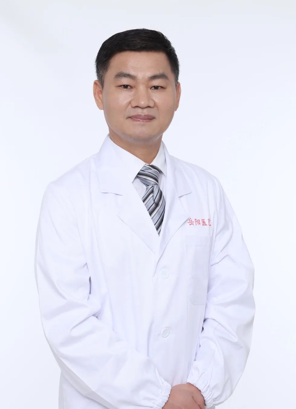 徐庆 眼科主任 军龄:8年那个军歌嘹亮,意气奋发的年代是我青春记忆里