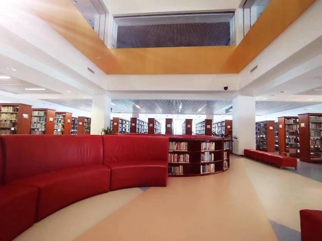 每天图书馆的人都很多,我和女朋友提前很多天预约了三楼(三楼文科书籍