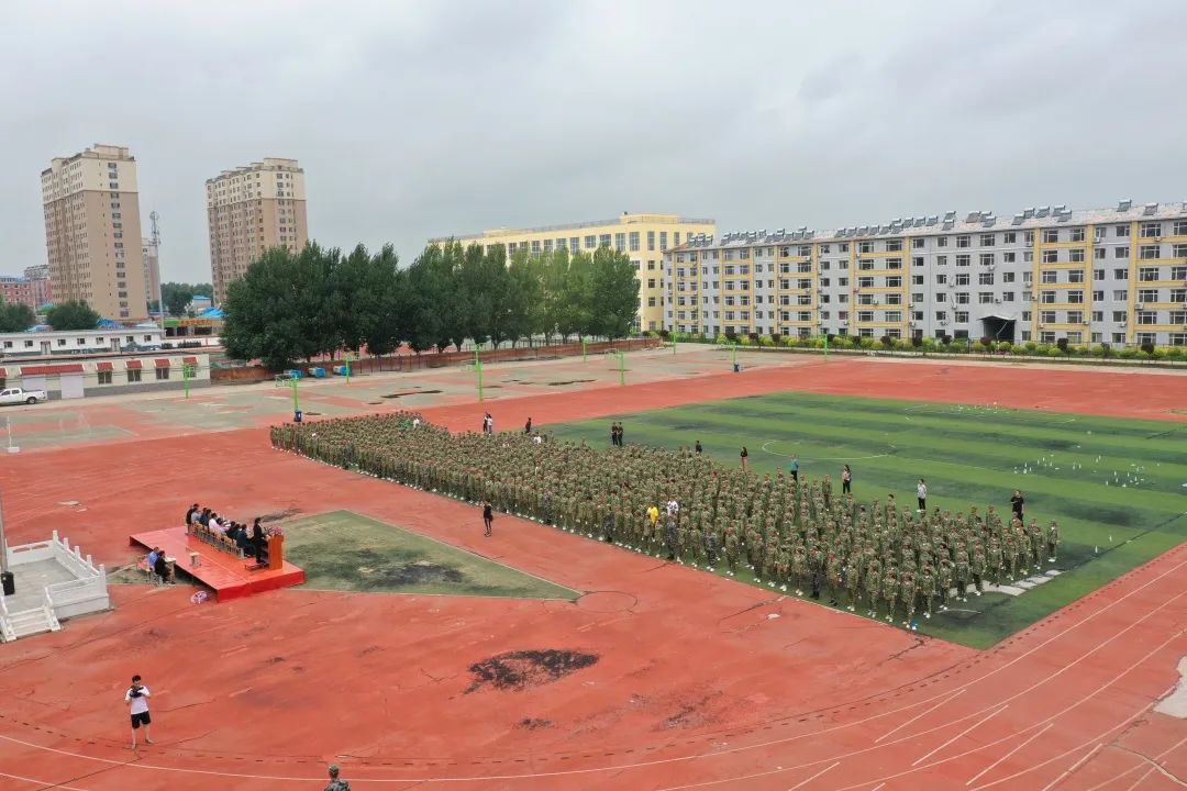 松原市乾安县四中七中2022年新生举行军训闭营仪式