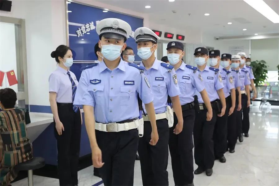 胸徽和肩章专管民警逐一为他们佩戴上颁发了新版"上海公安辅警工作证"