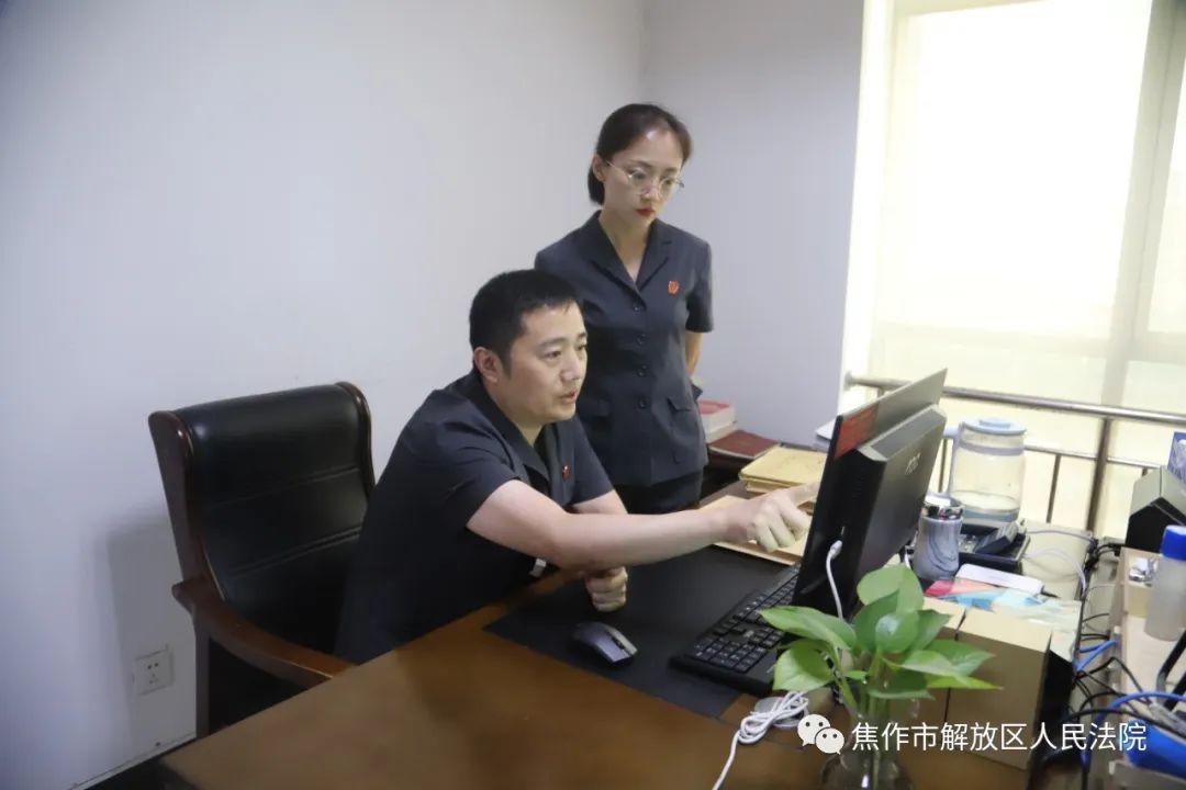 "像蜡烛一样努力照亮身边人"——记焦作市解放区人民法院法官梁学峰