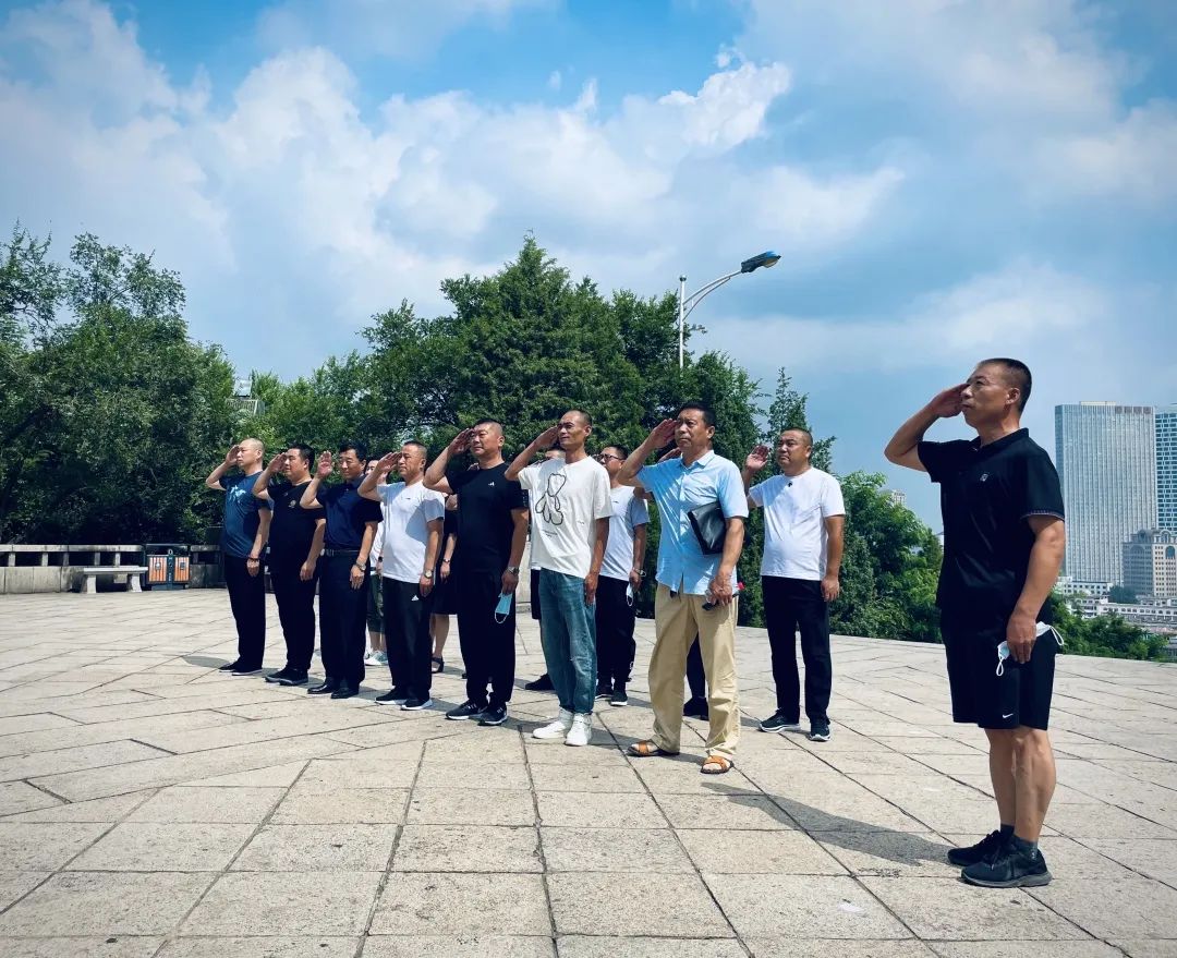 戎装法袍 忠诚为民 | 大石桥法院组织复转军人干警瞻仰烈士山