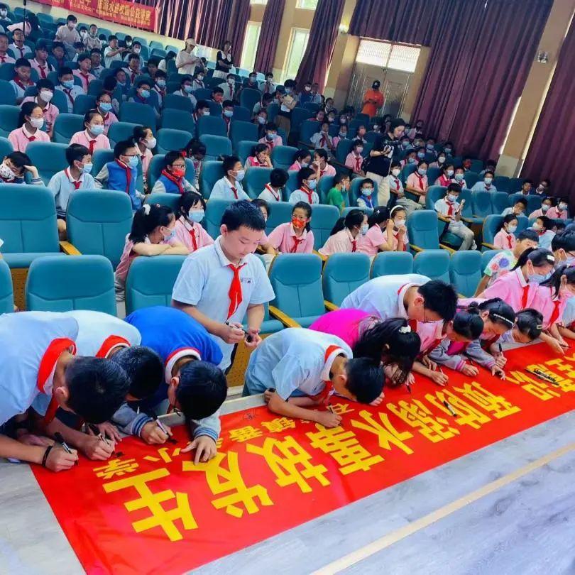 石浦镇派出所等部门在番头小学开展"大手牵小手,防溺不松手"防溺水进