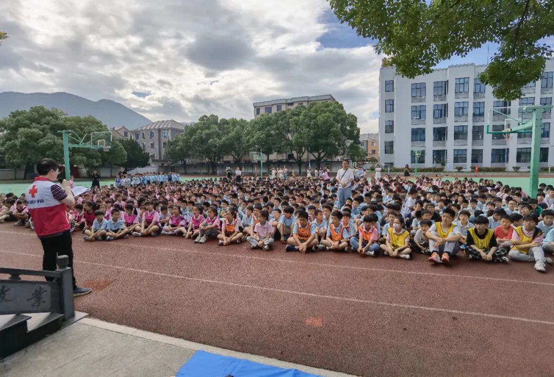 石浦镇派出所等部门在番头小学开展"大手牵小手,防溺不松手"防溺水进