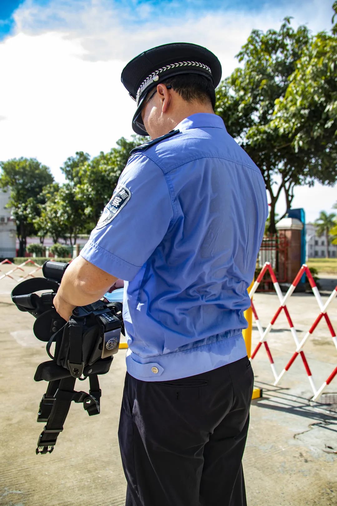 执勤了总是留给你匆匆的背影暖心情话扎根基层一线就是要专心负责属于