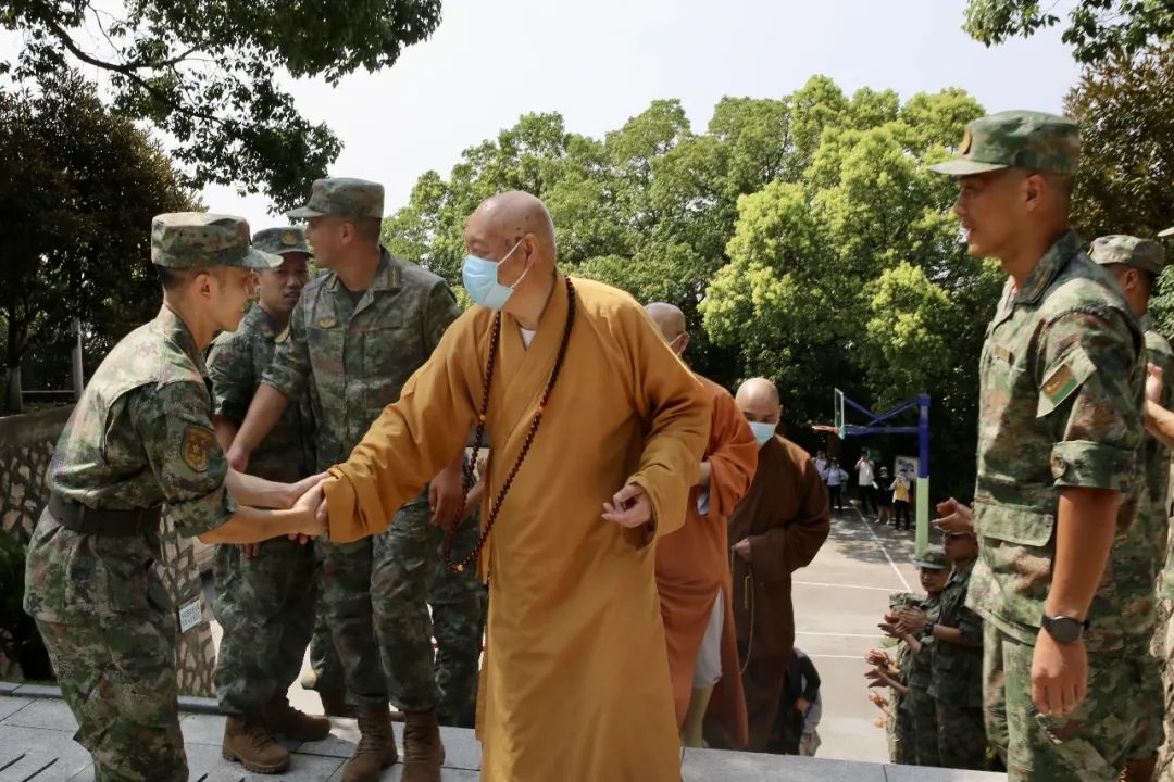 工作动态我市佛教界开展八一建军节慰问活动