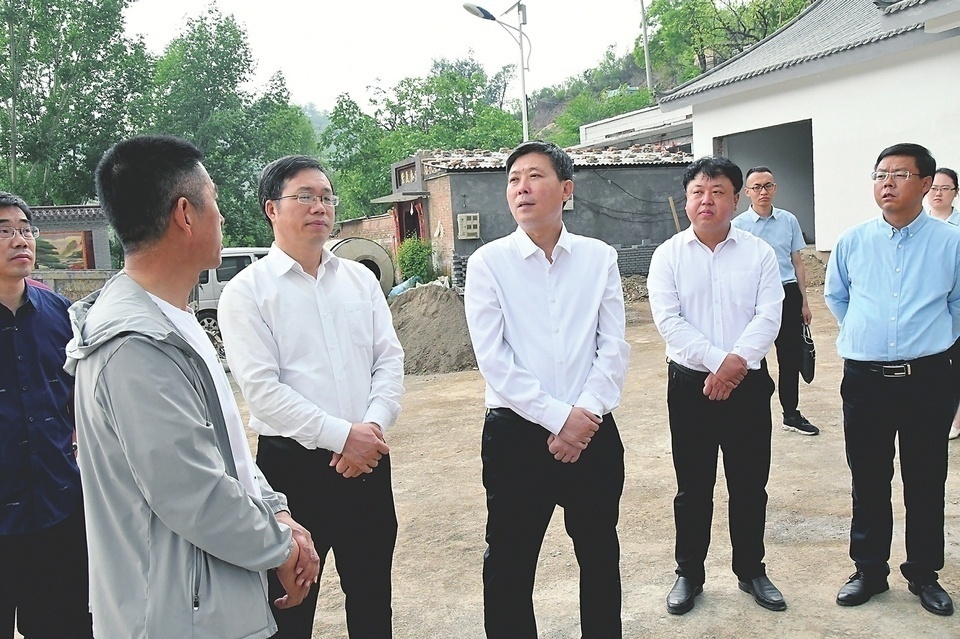 阳泉市郊区区委书记郭方恺(左三)在旧街乡里五村调研