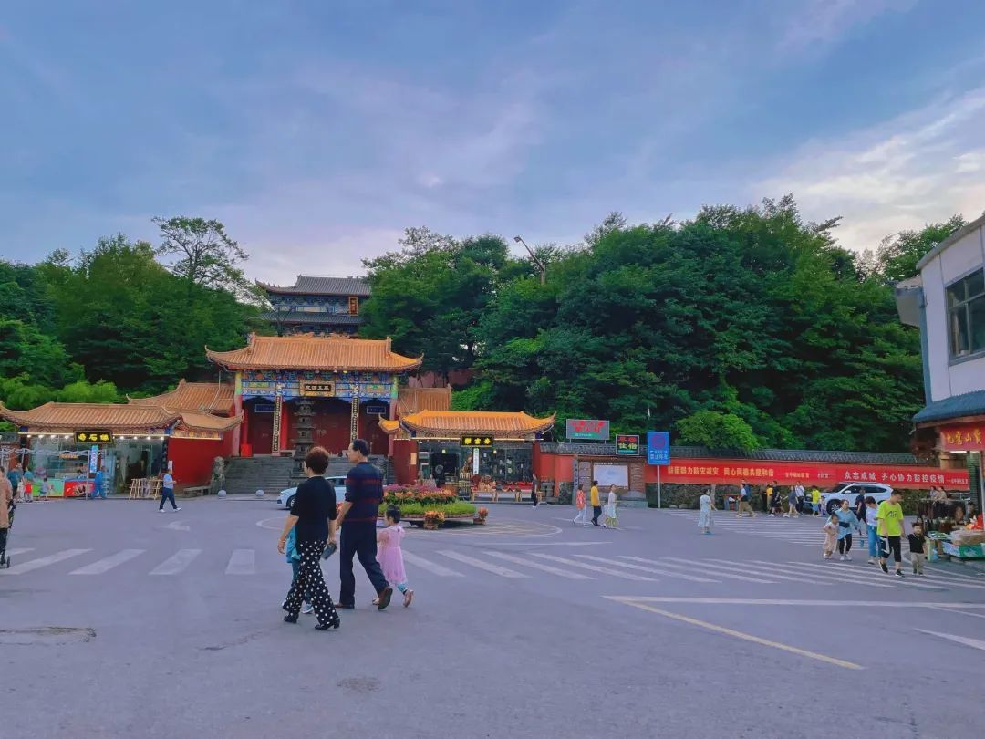 與此同時,通山縣大畈鎮龍隱山旅遊度假區,首屆星空露營季活動正在火熱