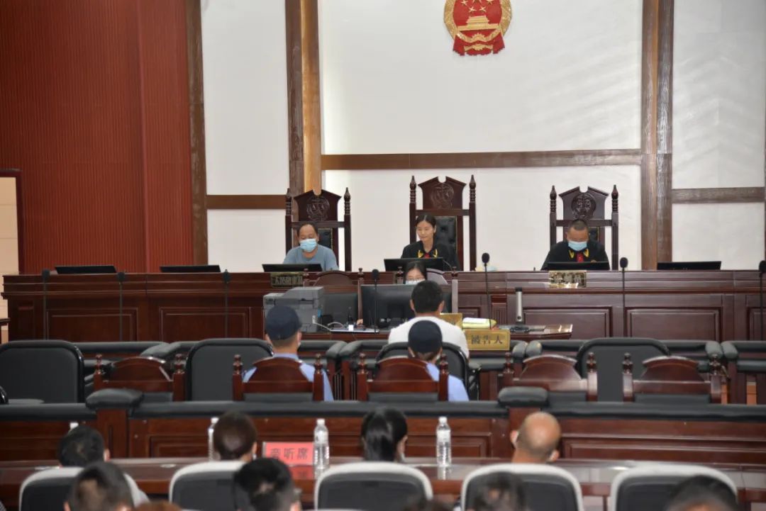 贵定县法院公开审理并当庭宣判莫某某受贿案