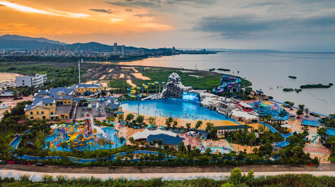 哈啦水乐园位于湖州市南太湖新区滨湖大道2001号,毗邻一线太湖,占地