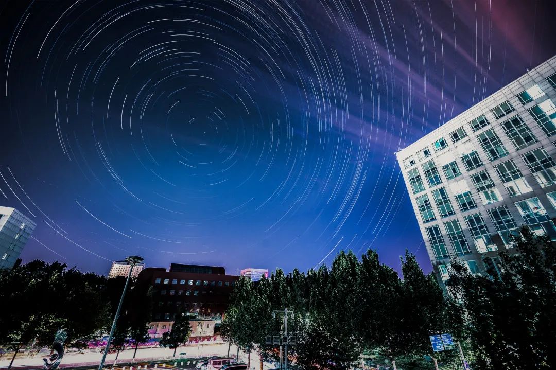 摄影:刘元仲北航体育馆星轨 摄影:赵金昊仰望星空,做一场不醒的梦学子