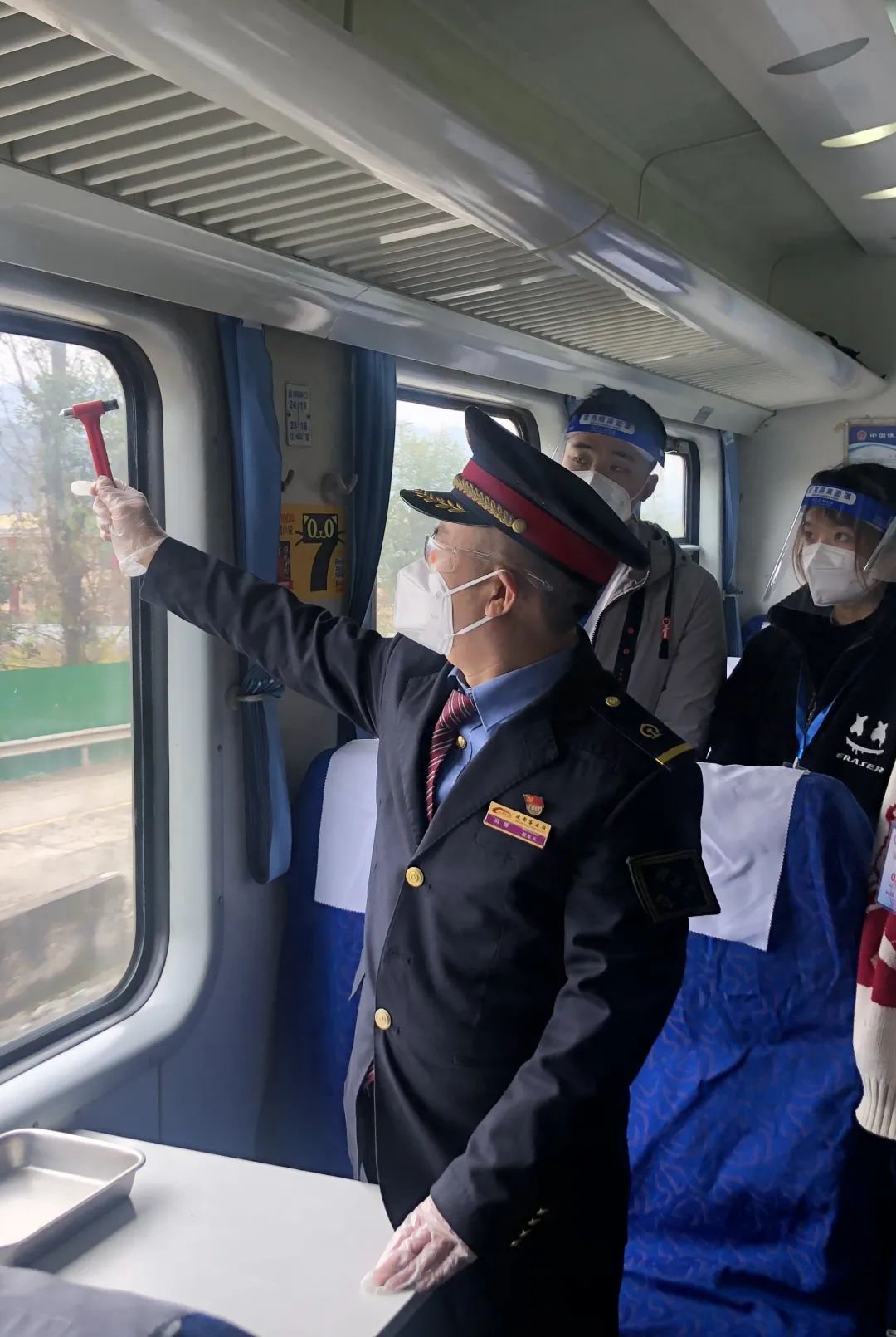 刘晖&付瑜他叫刘晖,是成都客运段乌鲁木齐车队一名列车长,值乘k2058次