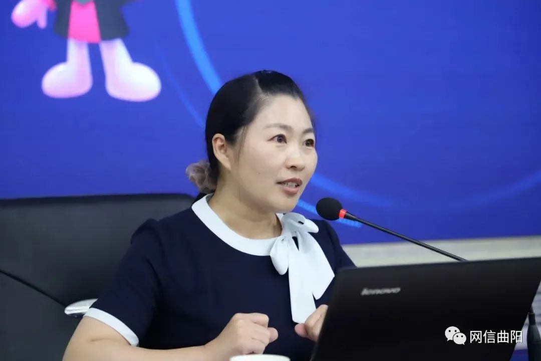 曲阳县委网信办副主任杨晓宁同志进行授课.