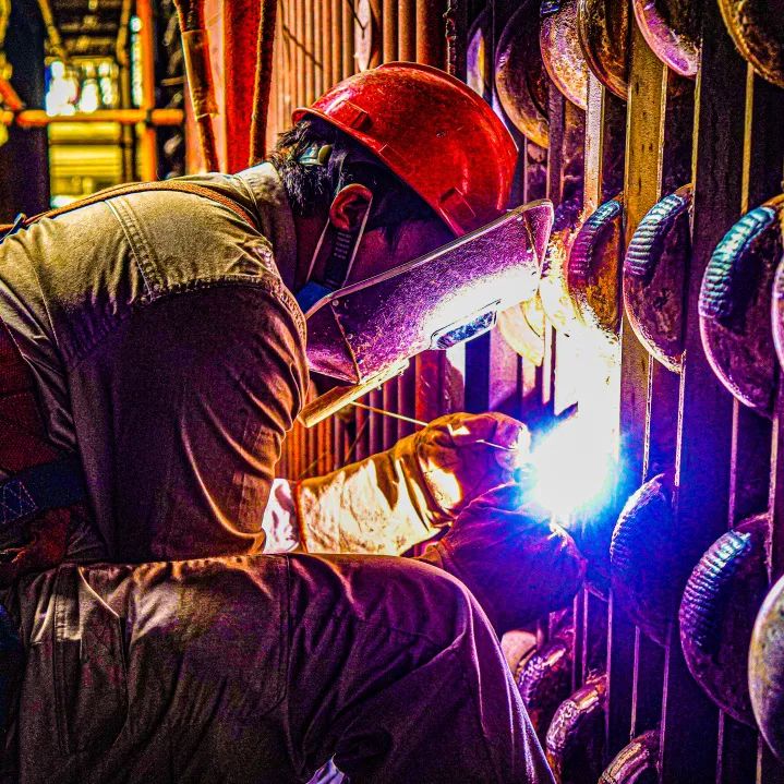 8月3日,浙江公司北仑电厂生产现场,员工们在炎炎烈日下巡设备,查隐患