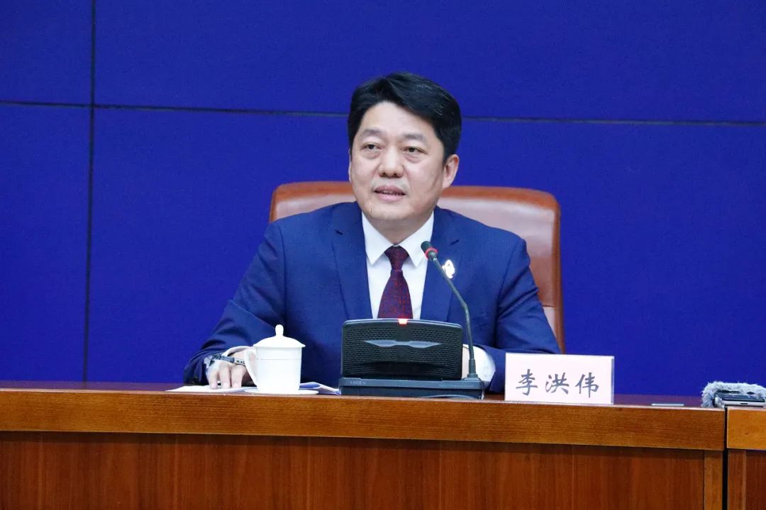 首先,有请李洪伟局长就《关于开展招商引资"九大行动"的实施意见》的