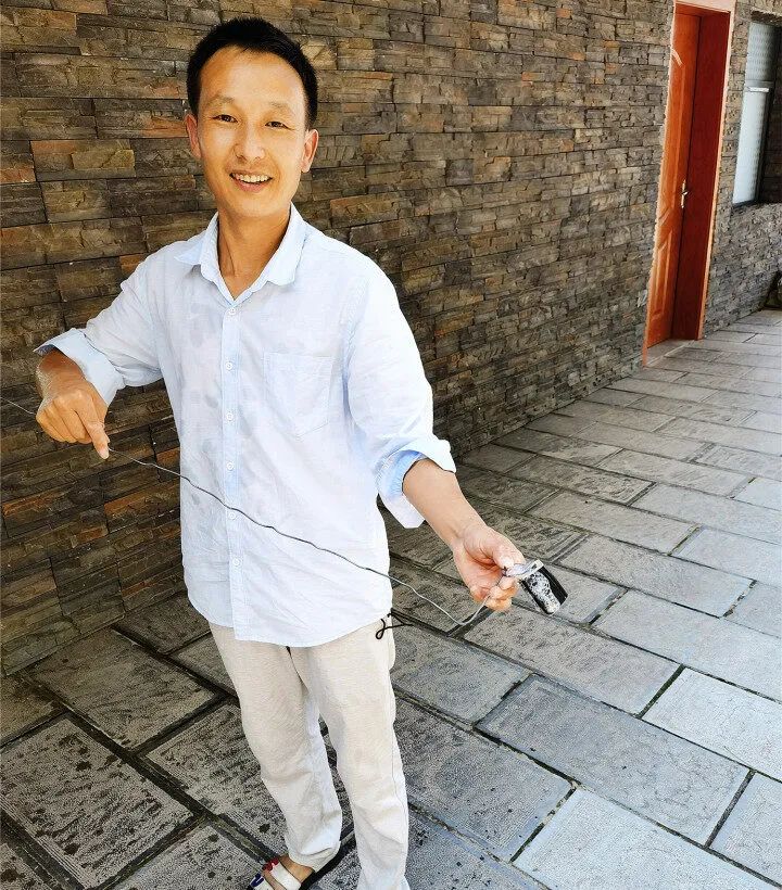 周建鑫用铁丝勾出了车钥匙.资料图"这真的是帮了我们大忙了.