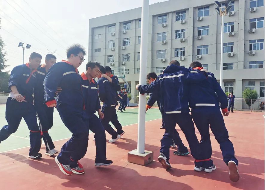 把心绑在一起中原冶炼绑腿跑凝聚合力