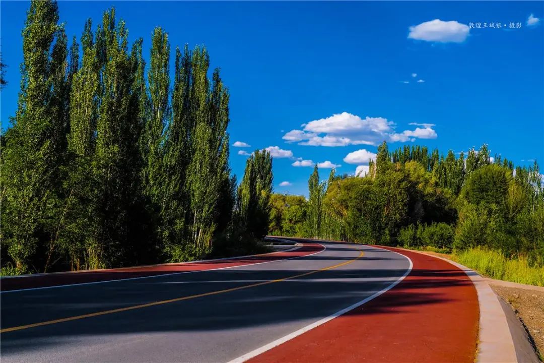 甘肃敦煌最美景观大道夏日风景如画