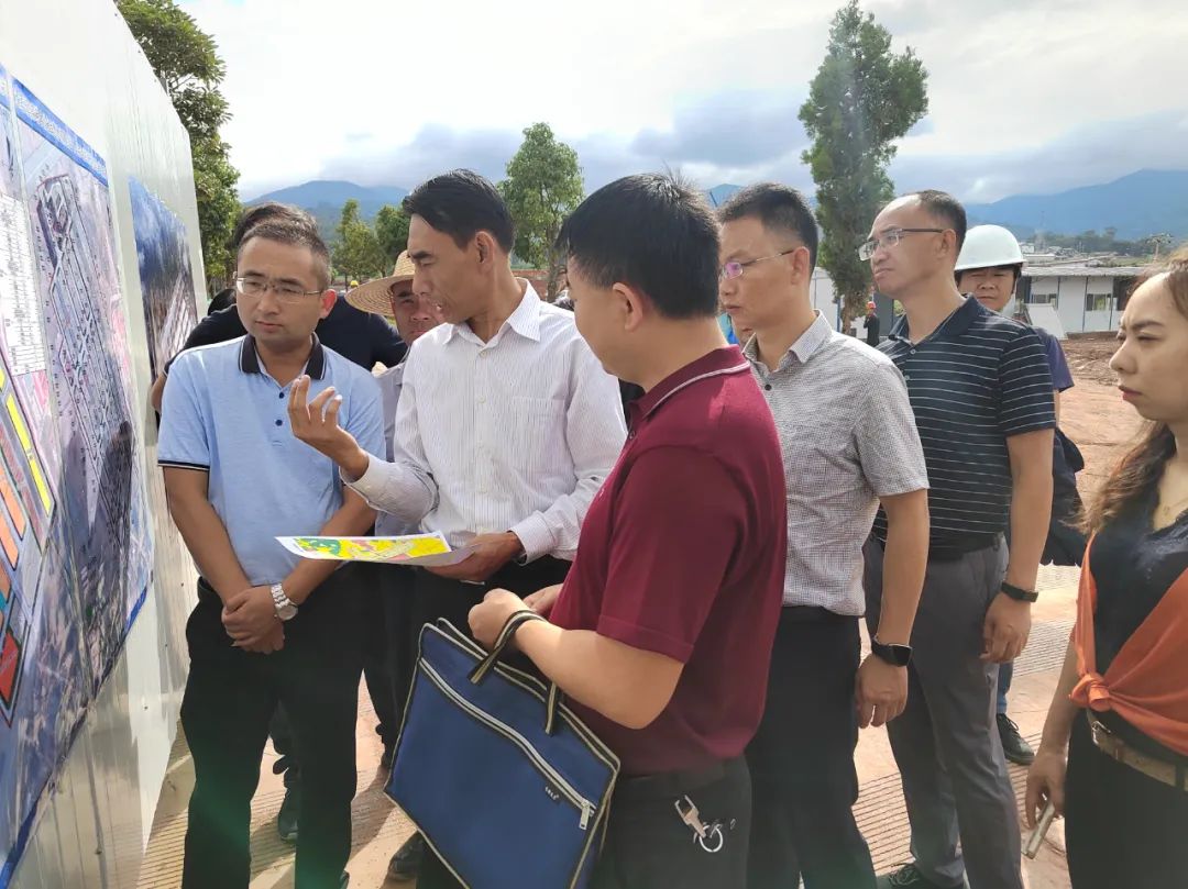 徐鹏声一行到大仓镇团结村火车货运站片区,调研了大理州国家粮食储备