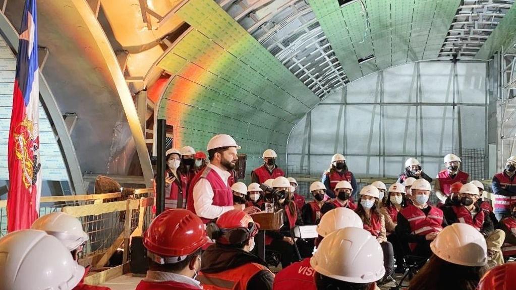 智利总统加布里埃尔·博里克视察中铁隧道局圣地亚哥地铁项目