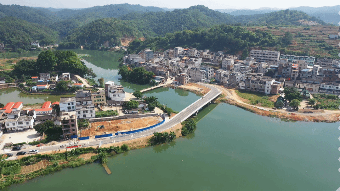 为进一步优化该镇群众出行环境,大玉口镇在大玉河与贺江交汇的"龙门"