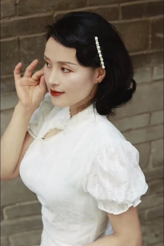 白色旗袍一上身,妥妥的民国美人.微卷的短发,衬上珍珠发饰.