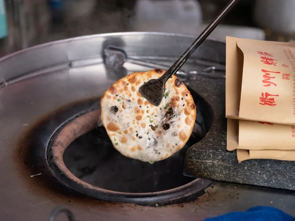 衢州烤饼，分大小两种，油滋滋香喷喷， 里面当然也是辣椒的天地啦~ 图 / 图虫·创意 摄影 / 林小面
