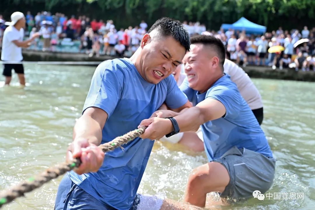 看刺激又好玩的水上拔河