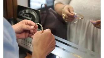 英国当铺复兴：通胀严重，为买狗粮，要当掉首饰