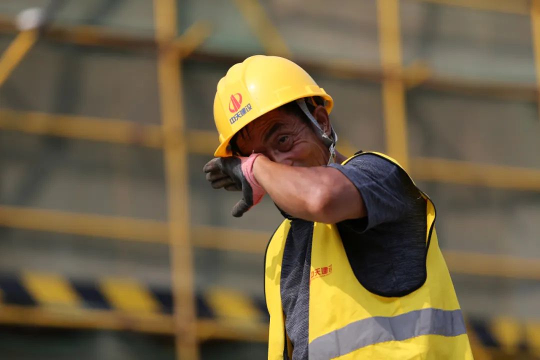 融媒观察员与烈日较量与高温抗衡探访烤验下的一线建设者