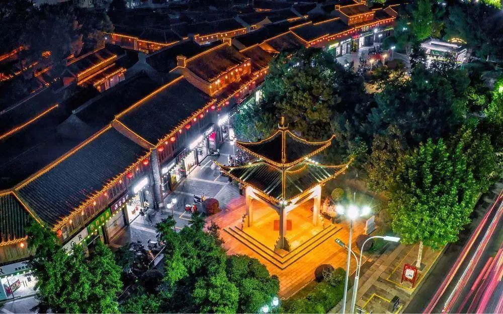 八字桥文旅休闲街区地处兴化老城区中心位置,街区串联名人,小说,国象