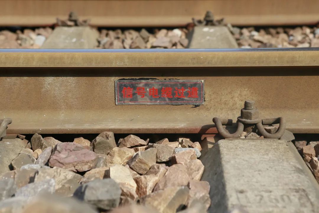 在电缆穿越股道时,在两端埋设电缆标,中间股道采取在钢轨轨腰处安装