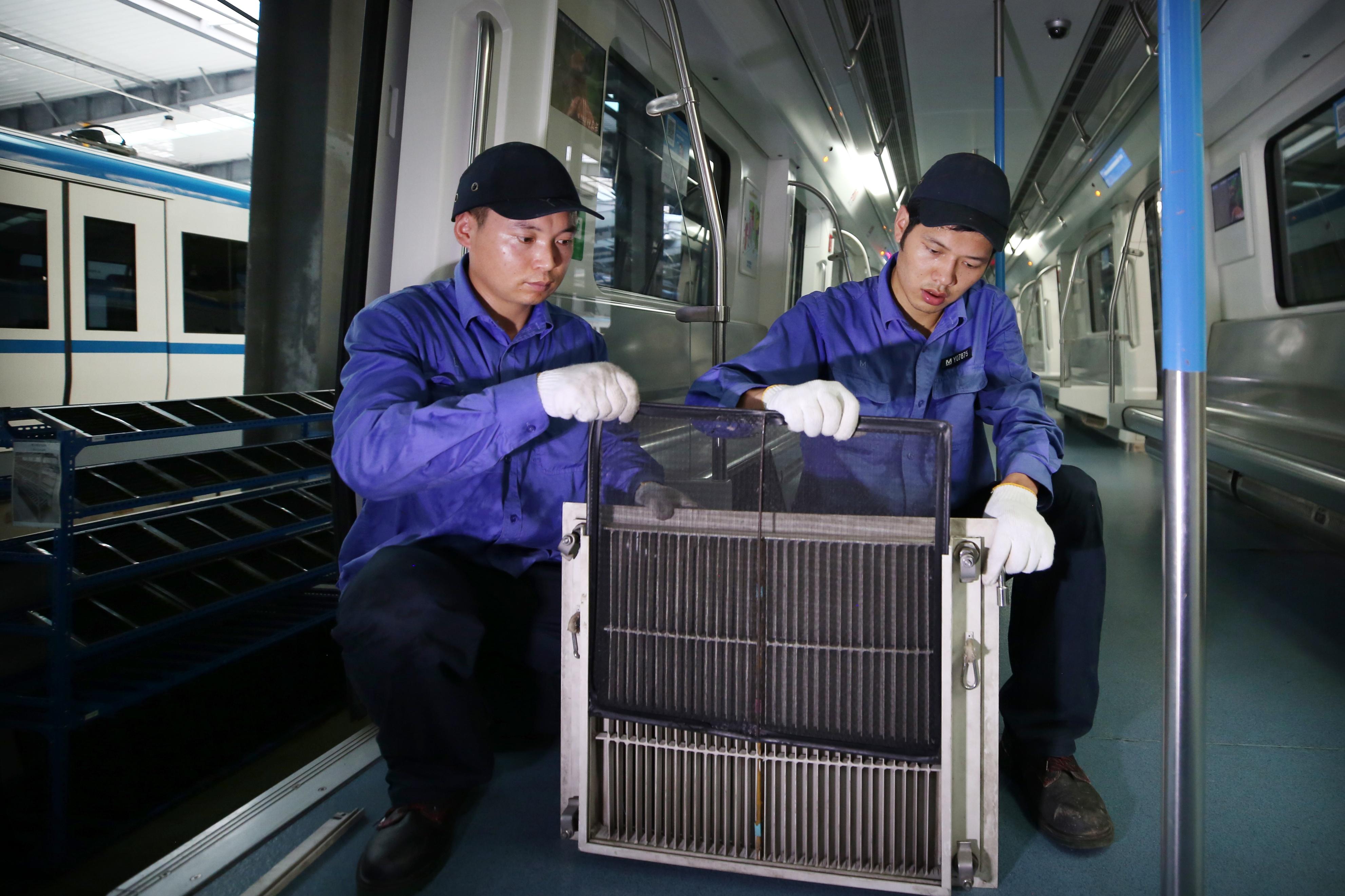 地鐵列車檢修員為了列車冷風正常輸送